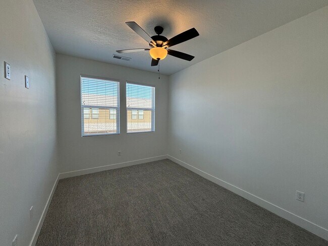 Building Photo - Woodland Estates Townhome! - END UNIT!!