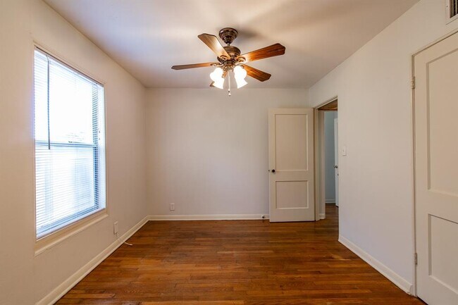 Building Photo - 5515 Roosevelt Ave