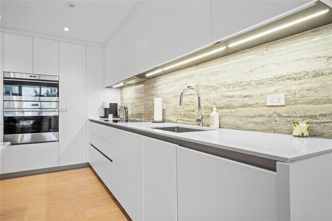 Building Photo - 2301 Collins Ave