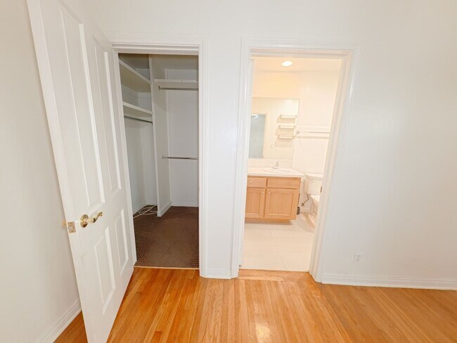 Building Photo - 442 Kelton Ave