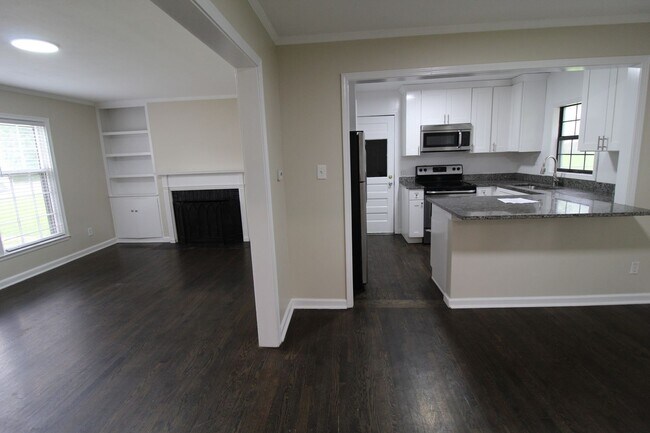 Building Photo - August FREE On This 2 Bedroom 1 Bath Home ...