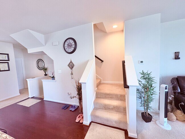 Building Photo - EMBREY MILL - END UNIT TOWNHOUSE
