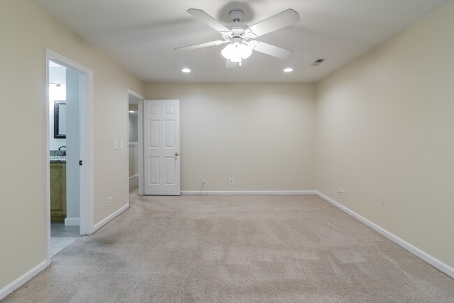 Building Photo - 807 Greenleaf Ave