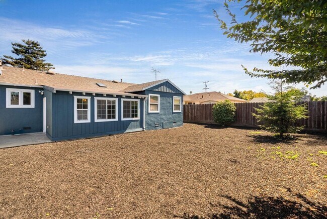 Building Photo - Light-Filled San Leandro Gem w/ Dual Garages & Expansive Yard
