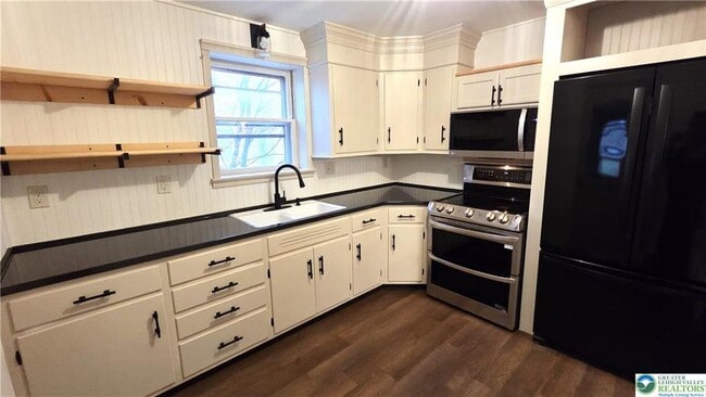 Building Photo - 735 W Broad St