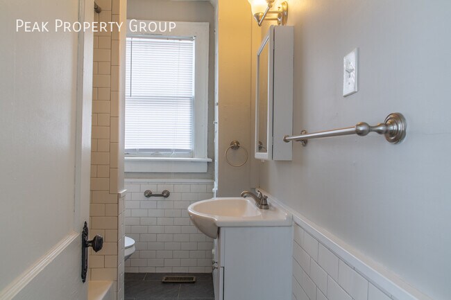 Building Photo - Available Now! Located in the Short North!...