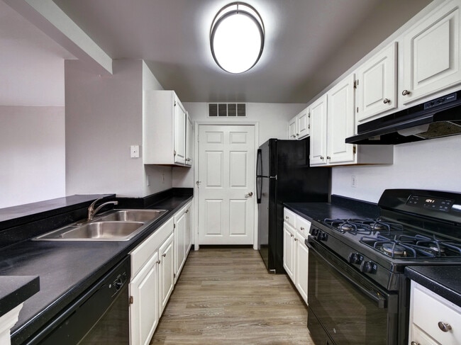 Building Photo - Boulder Pointe Apartments