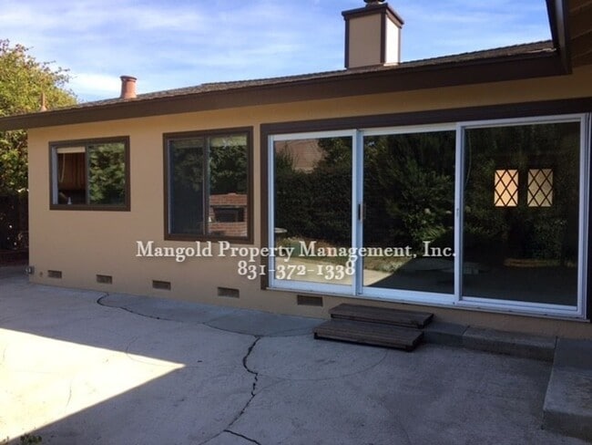 Building Photo - Spacious 3-Bed 2-Bath Home in South Salinas Neighborhood with Large Fenced Yard and Fireplace