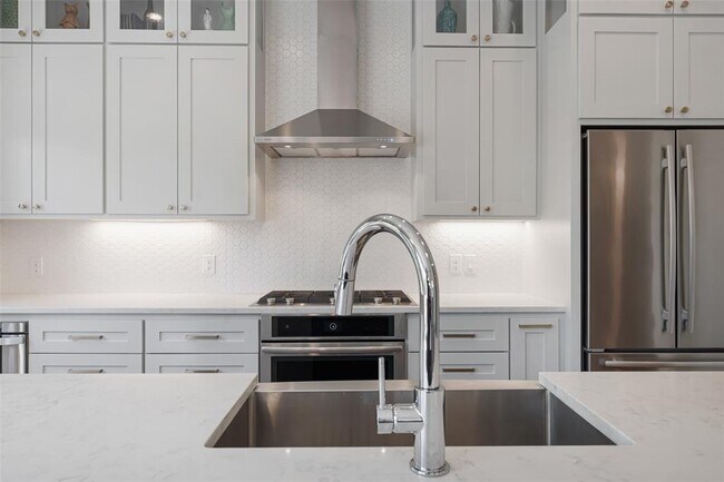 Building Photo - 1217 1/2 W 39th St