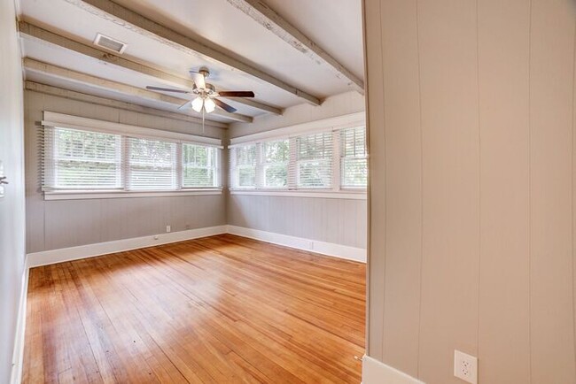 Building Photo - Remodeled Historic 3 Bedroom in The Heights!