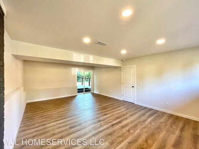 Building Photo - 4 br, 3 bath House - 12903 NE 76th St
