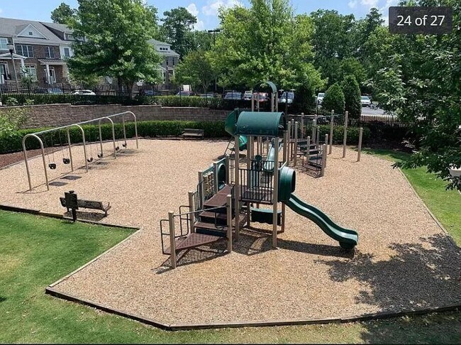 Building Photo - Three Bedroom End Unit Townhome in AMAZING Neighborhood!