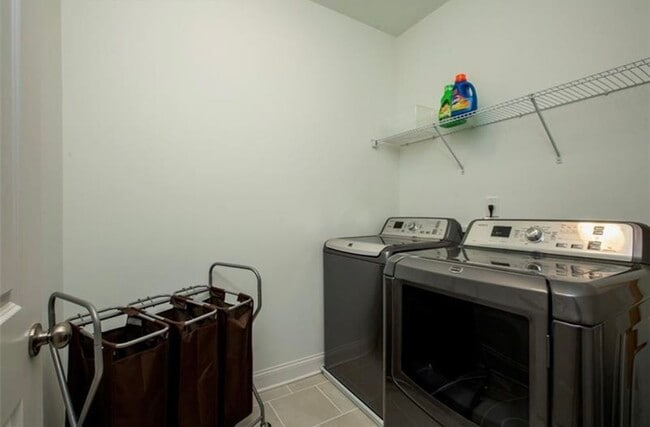 Building Photo - 3458 Fenton Dr