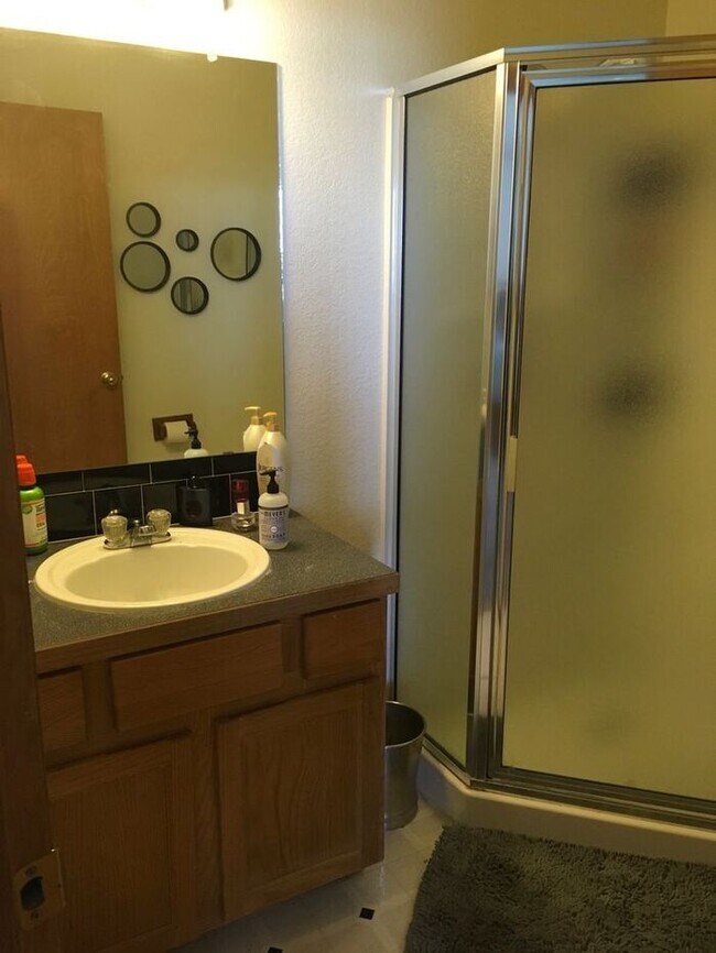 Building Photo - Beautiful 3 bedroom, 2.5 bath Townhome wit...