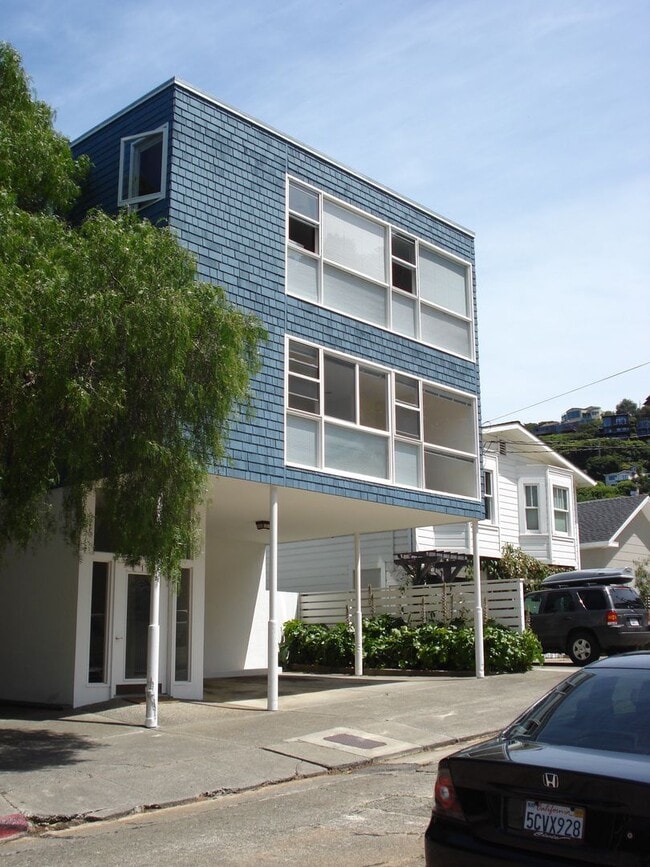 Building Photo - New-2Bed/1Bath With Bay Views and Walk to ...