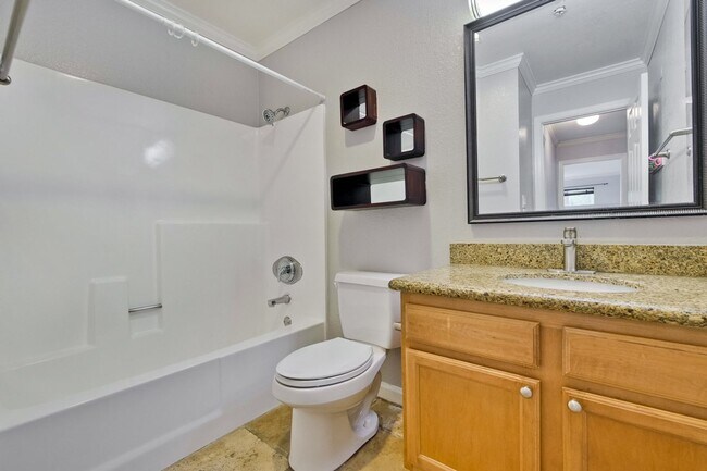 Building Photo - 1 Bed 1 Bath With Lots of Amenities!