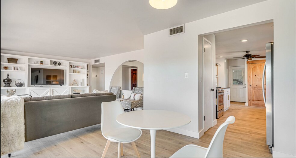 Breakfast Nook - 2217 S Oak Park Dr