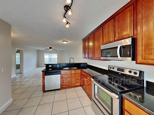 Building Photo - 3651 N Goldenrod Rd