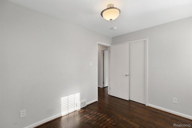 Building Photo - 3221 Shenandoah Dr
