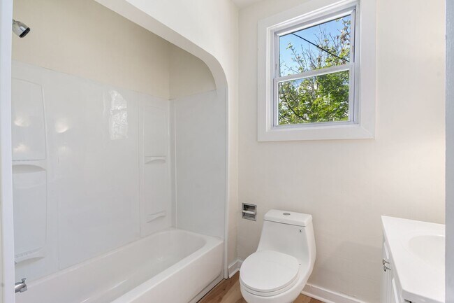 Building Photo - Spacious 4 Bed, 1 Bath Home w/ Bonus Rooms, Off-Street Parking - Available Now in Sheraden!