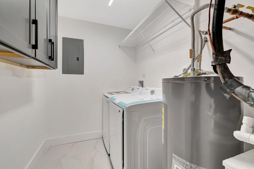 Building Photo - 6420 Boca del Mar Dr