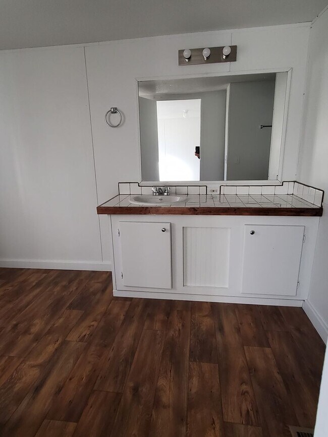 Building Photo - Ready to move in