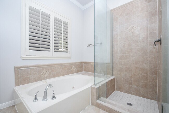 Building Photo - 4402 Jamaica Dr