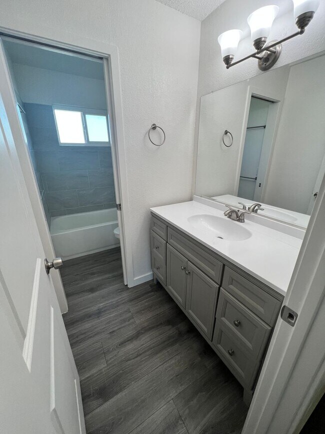 Building Photo - 141 Woodbury Cir