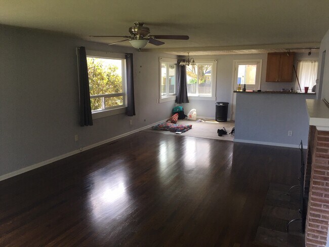 Building Photo - Rambler with Basement