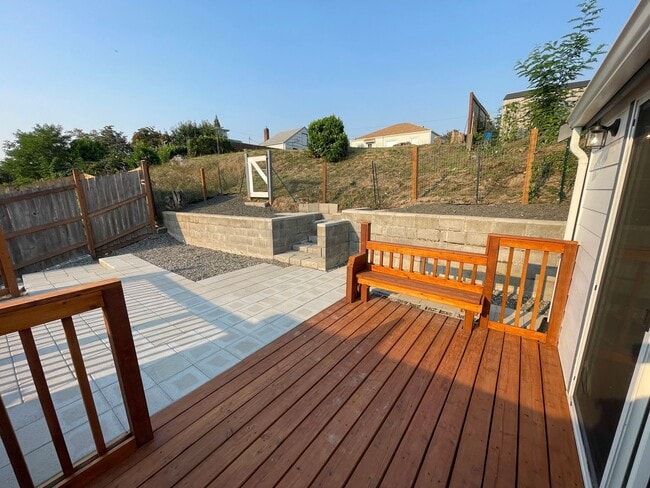 Building Photo - FULLY RENOVATED LESS THAN 2 YEARS - 2BED/1BATH WITH BONUS/OFFICE SPACE