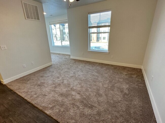 Building Photo - Gorgeous Condo!