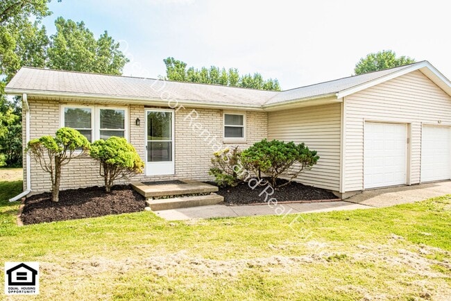 Primary Photo - 2 Bedroom duplex available now!