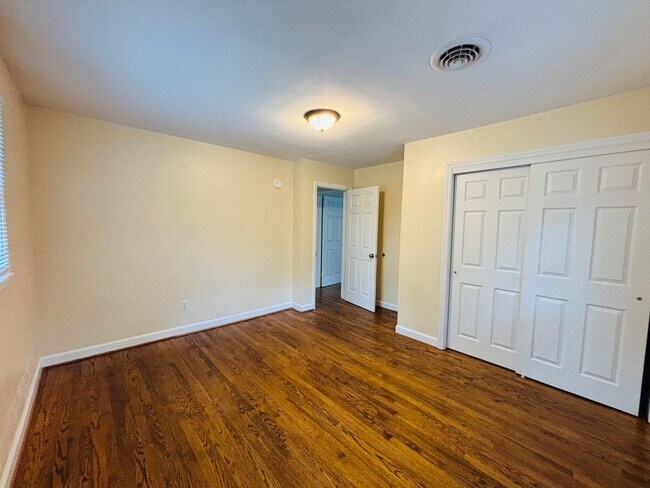 Building Photo - 613 Dehart St