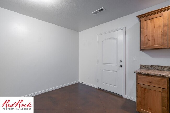 Building Photo - 3 Bedroom Two-Story Home Near Scenic Trails