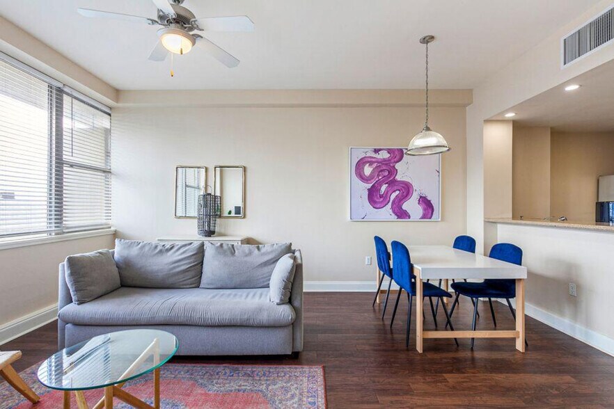 Building Photo - 925 Common St