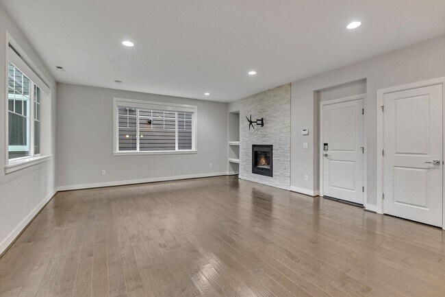 Building Photo - Sophisticated and Luxurious