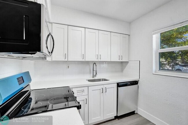 Building Photo - 1821 Middle River Dr
