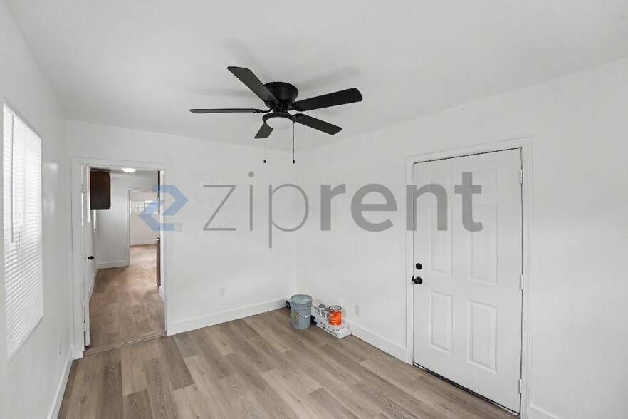 Building Photo - Unit