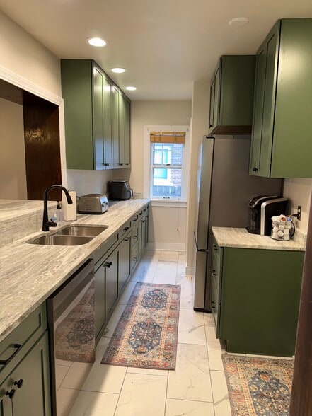 Building Photo - 612 W Washington St