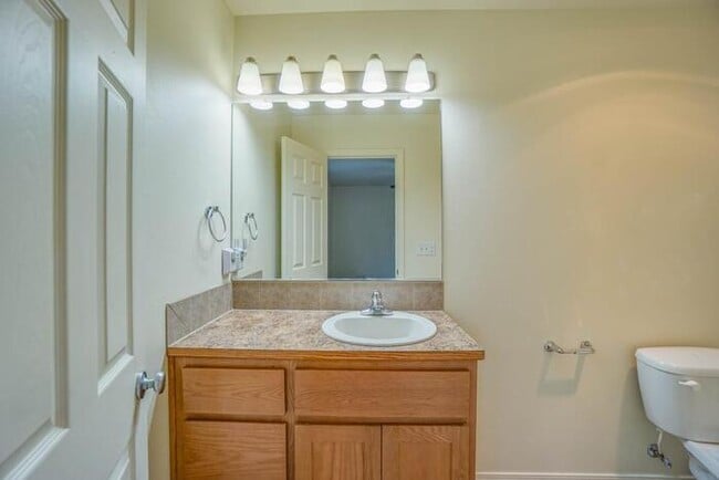 Building Photo - THREE BEDROOM TOWNHOUSE