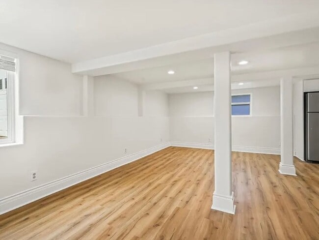 Building Photo - 125 NE Shaver St