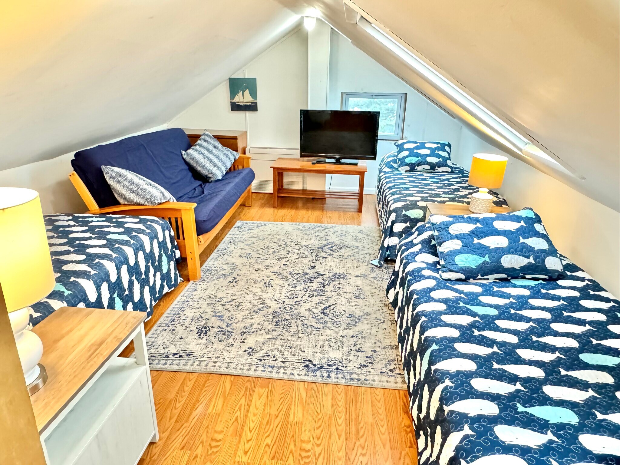 Loft with couch and twin beds - 213 Amber St