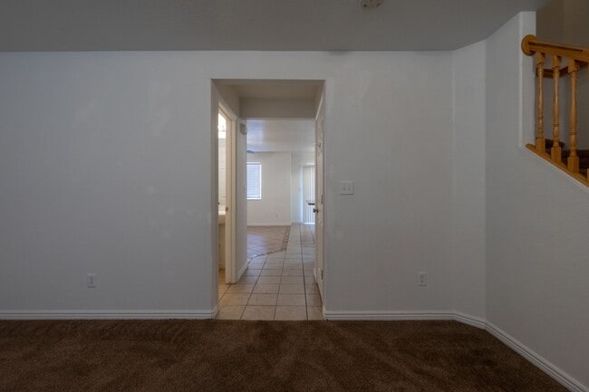 Building Photo - Hidden Valley Townhome For Rent!