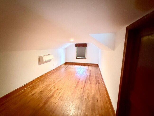 Building Photo - 3BR Normaltown Charmer