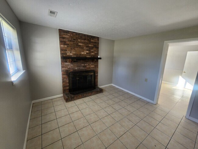 Building Photo - Lovely 4 bedroom 2 full bath bi-level home with large garage