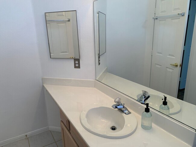 Building Photo - Lovely furnished Green Valley condo in Res...