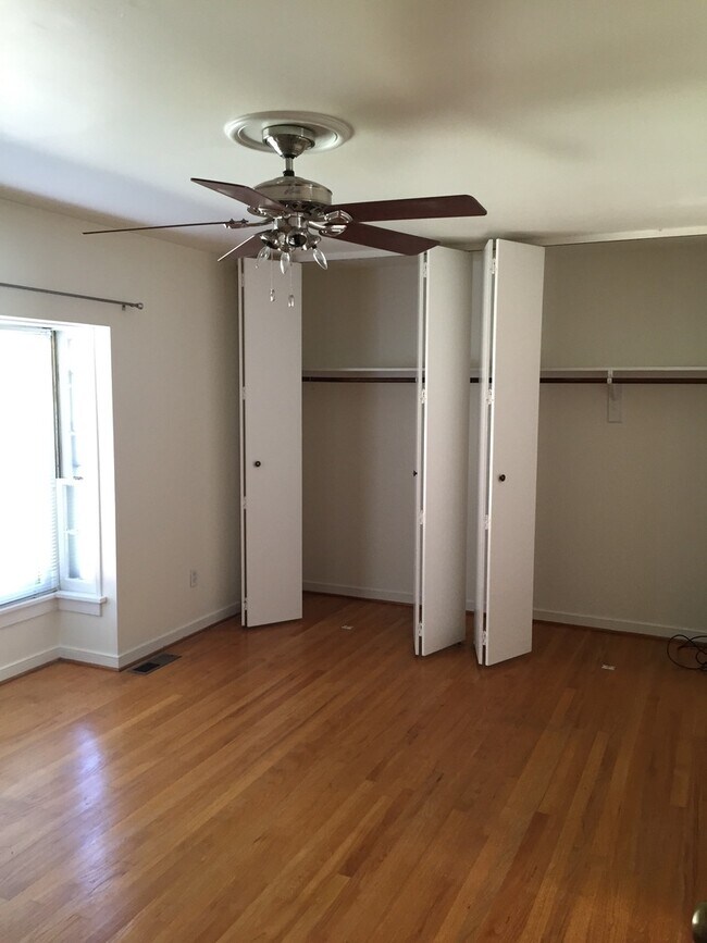 Building Photo - Spacious 2bd/1.5bth Condo Located in Laurel Square!!