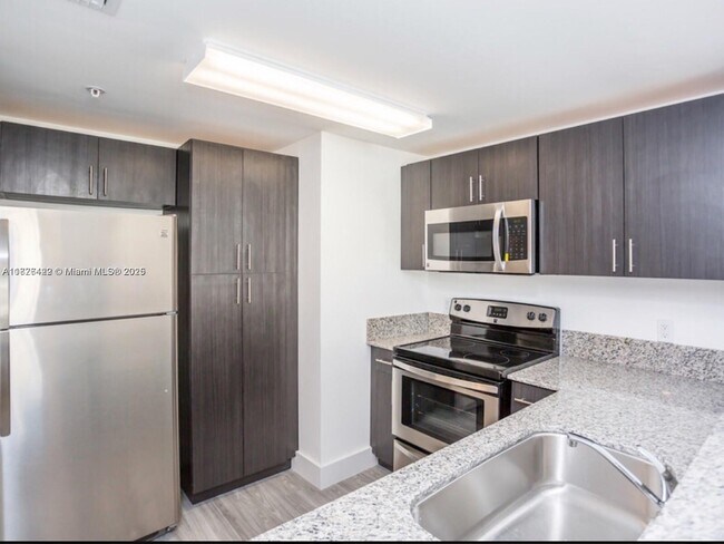 Building Photo - 2560 SW 27th Ave