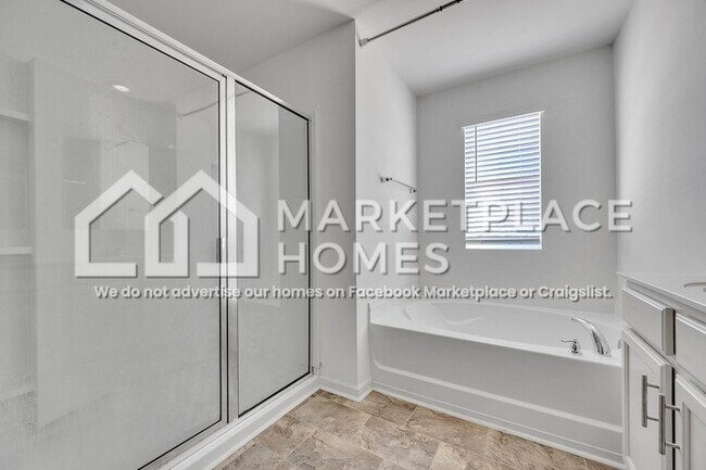Building Photo - 1027 Park View Dr