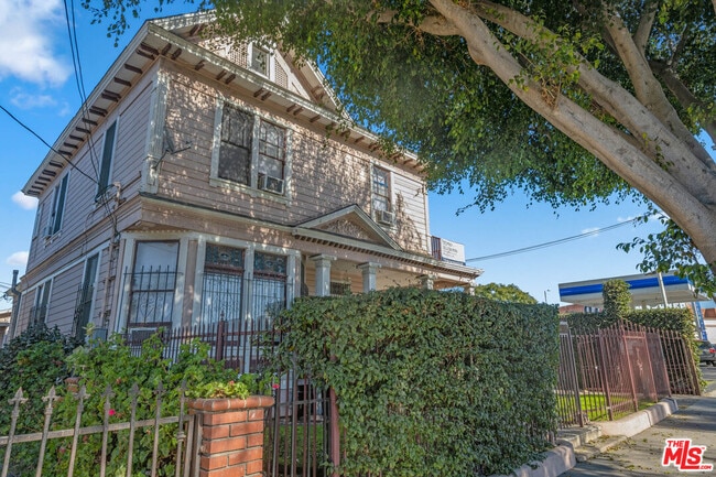 Building Photo - 1223 W 23rd St